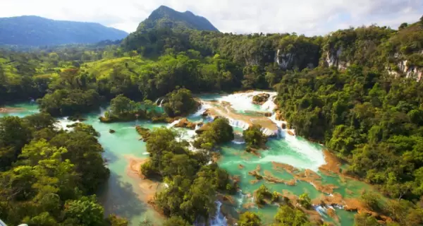 En Selva Lacandona, la vegetaci�n exuberante y los sonidos de la naturaleza envuelven cada recorrido en una experiencia tan intensa como aut�ntica.