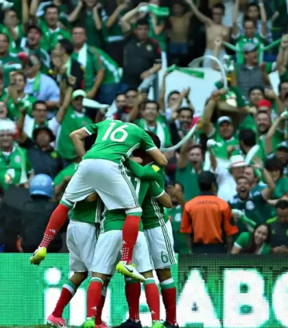 Los aficionados celebran los goles hist�ricos de la Selecci�n en un estallido colectivo de pasi�n que define la identidad futbolera del pa�s.