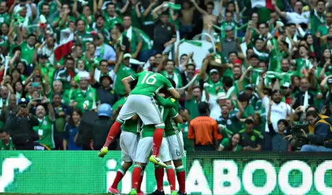 Los aficionados celebran los goles hist�ricos de la Selecci�n en un estallido colectivo de pasi�n que define la identidad futbolera del pa�s.