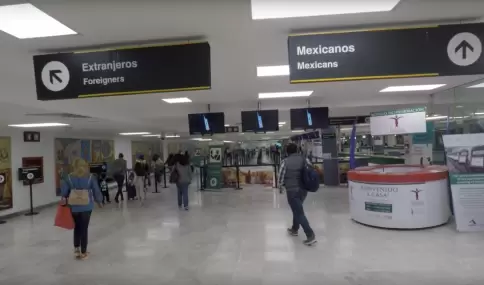 En Aeropuerto Internacional de la Ciudad de M�xico, el sector de migraciones marca el inicio del viaje, entre el flujo constante de viajeros.