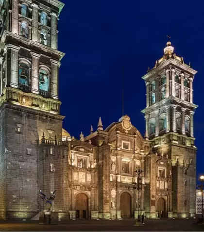 La Catedral de Puebla destaca en el centro hist�rico por su arquitectura monumental y su legado hist�rico.