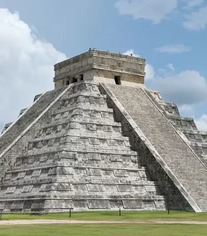 El Castillo de Kukulc�n, una de las estructuras m�s emblem�ticas de la civilizaci�n maya.