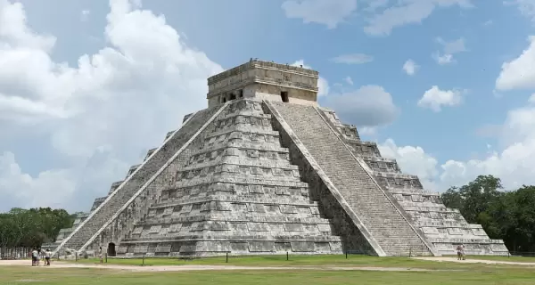 El Castillo de Kukulc�n, una de las estructuras m�s emblem�ticas de la civilizaci�n maya.