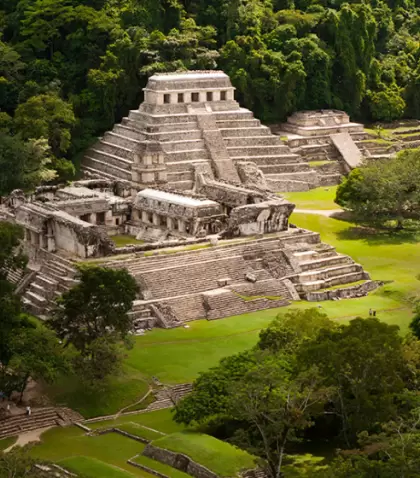 Palenque en mayo: ruinas mayas rodeadas por la selva chiapaneca en su m�ximo esplendor.