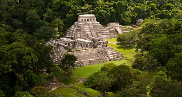 Palenque en mayo: ruinas mayas rodeadas por la selva chiapaneca en su m�ximo esplendor.