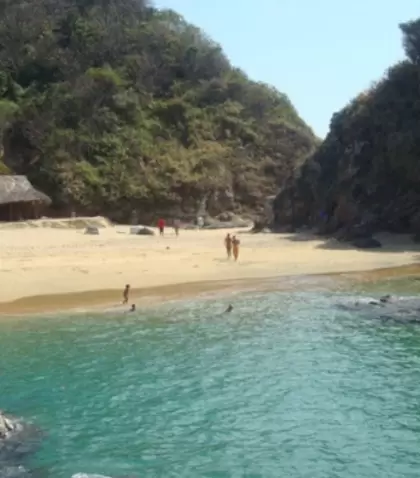 La Playa de los Enamorados, es uno de los rincones m�s tradicionales de la costa y se destaca por sus aguas tranquilas y formaciones rocosas.