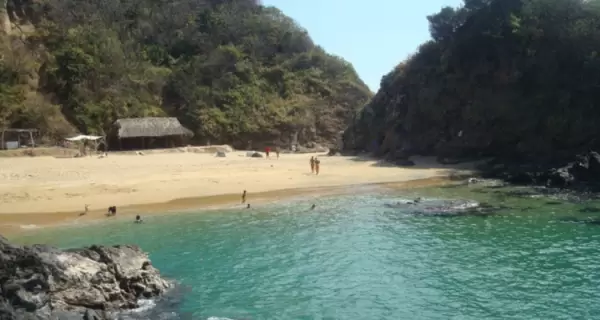 La Playa de los Enamorados, es uno de los rincones m�s tradicionales de la costa y se destaca por sus aguas tranquilas y formaciones rocosas.