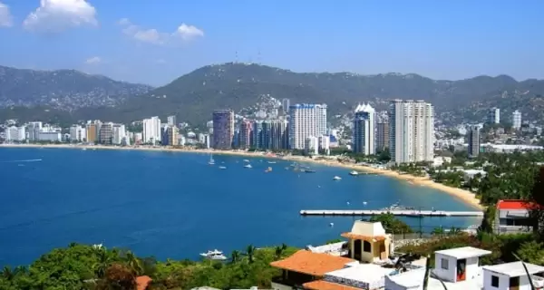 La bah�a de Acapulco es uno de los principales atractivos tur�sticos de la ciudad, con playas urbanas y actividad n�utica durante todo el a�o.