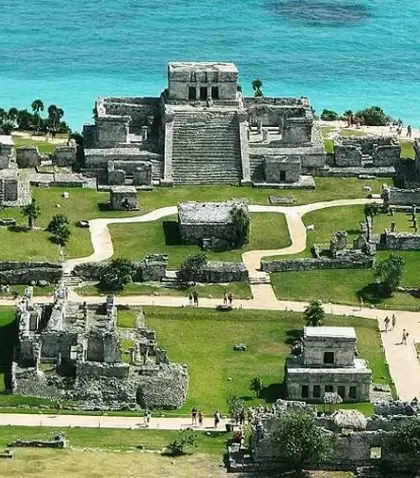 Las ruinas mayas, rodeadas de vegetaci�n tropical durante la temporada h�meda.