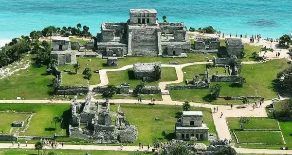 Las ruinas mayas, rodeadas de vegetaci�n tropical durante la temporada h�meda.