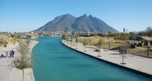 El Paseo Santa Luc�a combina agua, arte y vida urbana en uno de los recorridos m�s atractivos de Monterrey.
