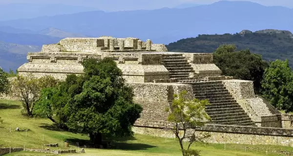 Monte Alb�n conserva siglos de historia entre templos, terrazas y vistas que dominan el valle de Oaxaca.