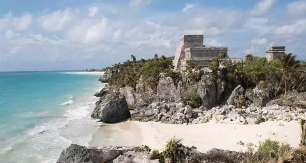 El Castillo de Tulum une historia maya y vistas al Caribe en uno de los escenarios m�s emblem�ticos de M�xico.