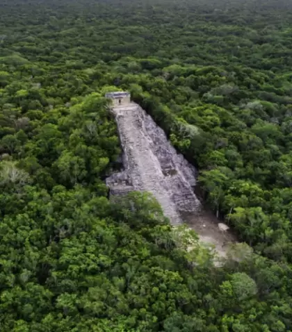 Nohoch Mul se eleva entre la selva como una de las estructuras mayas m�s imponentes de la regi�n.