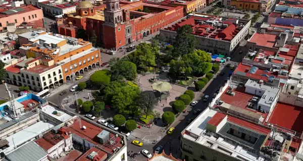 El Jard�n Zenea es uno de los puntos m�s emblem�ticos del centro hist�rico, ideal para disfrutar el ritmo cotidiano de Quer�taro.