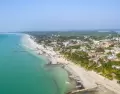 Holbox cautiva con playas tranquilas, calles de arena y una atm�sfera relajada frente al Caribe mexicano.