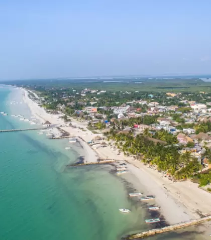 Holbox cautiva con playas tranquilas, calles de arena y una atm�sfera relajada frente al Caribe mexicano.