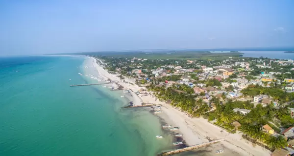 Holbox cautiva con playas tranquilas, calles de arena y una atm�sfera relajada frente al Caribe mexicano.