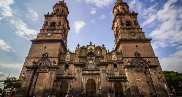 Morelia enamora con su arquitectura colonial, calles hist�ricas y una de las escenas culturales m�s destacadas de M�xico.