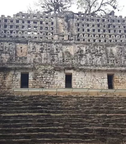 Yaxchil�n emerge entre la selva y el r�o Usumacinta como uno de los sitios arqueol�gicos mayas m�s fascinantes y remotos de M�xico.