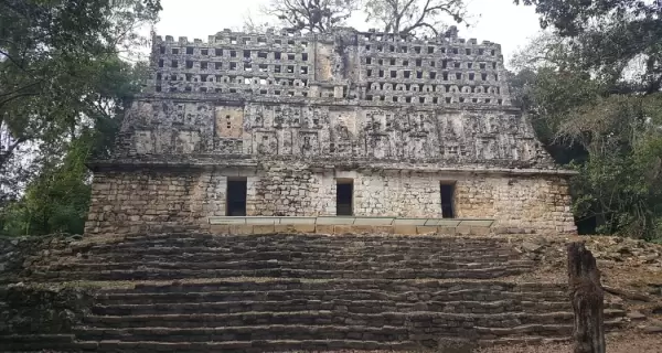 Yaxchil�n emerge entre la selva y el r�o Usumacinta como uno de los sitios arqueol�gicos mayas m�s fascinantes y remotos de M�xico.