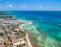 Playa del Carmen combina playas caribe�as, vida urbana y una energ�a vibrante que la mantiene entre los destinos m�s elegidos de M�xico.