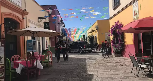 Las calles de Tequisquiapan conservan el encanto colonial entre plazas, fachadas coloridas y una atm�sfera tranquila para recorrer sin apuro.