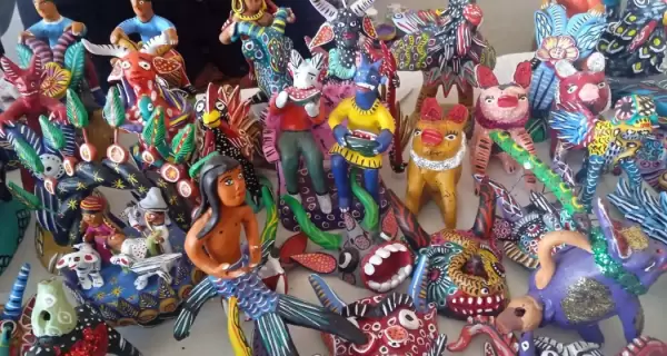 Ocumicho es famoso por sus coloridas artesan�as de barro, donde los diablos se convierten en s�mbolo de creatividad y tradici�n pur�pecha.