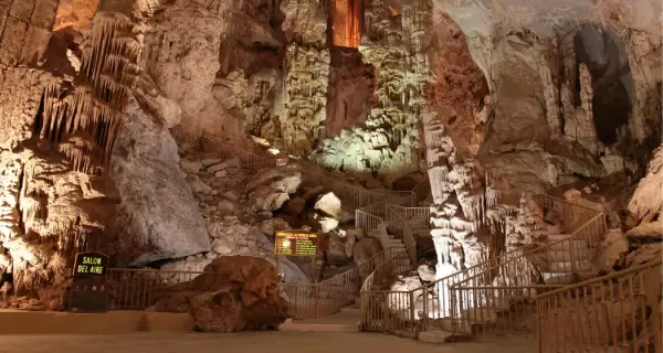 Las Grutas de Garc�a revelan formaciones milenarias y paisajes subterr�neos que convierten la visita en una experiencia �nica en Nuevo Le�n.