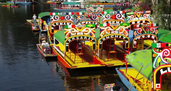 Xochimilco mantiene viva su tradici�n entre canales, trajineras y una de las postales culturales m�s emblem�ticas de M�xico.