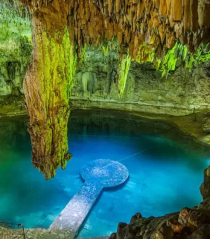 El cenote Suytun destaca por sus aguas cristalinas y su ic�nica plataforma de piedra, una de las im�genes m�s reconocidas de Yucat�n.