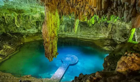 El cenote Suytun destaca por sus aguas cristalinas y su ic�nica plataforma de piedra, una de las im�genes m�s reconocidas de Yucat�n.