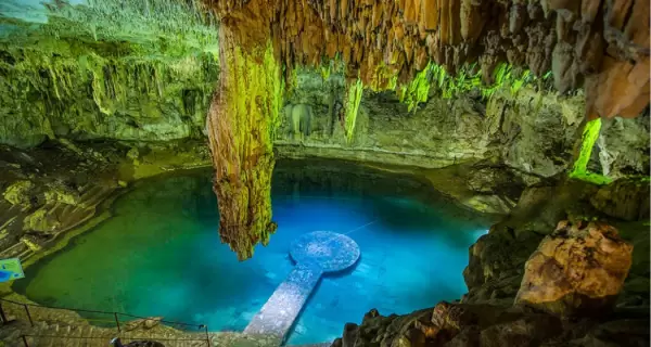 El cenote Suytun destaca por sus aguas cristalinas y su ic�nica plataforma de piedra, una de las im�genes m�s reconocidas de Yucat�n.