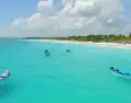 Las playas de Tulum combinan arena blanca, aguas turquesa y un entorno natural que mantiene intacta la esencia del Caribe mexicano.