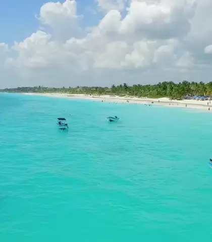 Las playas de Tulum combinan arena blanca, aguas turquesa y un entorno natural que mantiene intacta la esencia del Caribe mexicano.