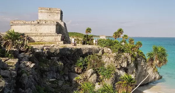 Tulum combina ruinas frente al mar, selva, cenotes y playas caribe�as en uno de los destinos m�s ic�nicos de M�xico.