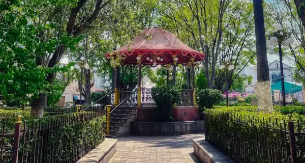 El Jard�n Hidalgo es el coraz�n de Tlaquepaque, un punto de encuentro rodeado de historia, cultura y vida local.