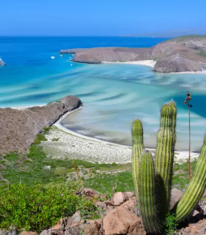 Balandra deslumbra con aguas poco profundas, arena blanca y uno de los paisajes costeros m�s emblem�ticos de Baja California Sur.