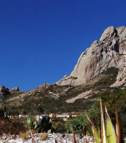 Bernal cautiva con su ambiente de pueblo m�gico y la imponente Pe�a de Bernal, uno de los monolitos m�s grandes del mundo.