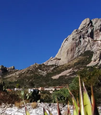 La Pe�a de Bernal domina el paisaje con su imponente presencia y es uno de los grandes �conos naturales de Quer�taro.