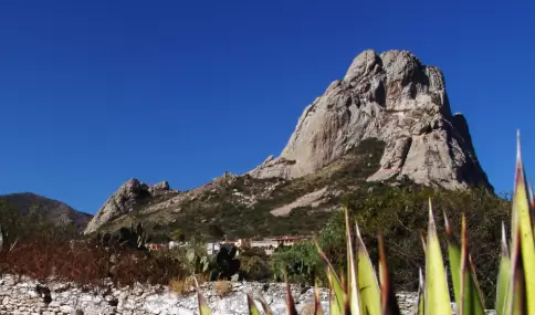 La Pe�a de Bernal domina el paisaje con su imponente presencia y es uno de los grandes �conos naturales de Quer�taro.