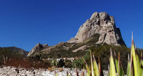 La Pe�a de Bernal domina el paisaje con su imponente presencia y es uno de los grandes �conos naturales de Quer�taro.