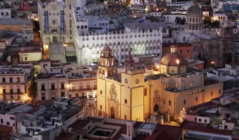 Guanajuato cautiva con sus calles coloridas, arquitectura hist�rica y una identidad cultural que se respira en cada rinc�n.